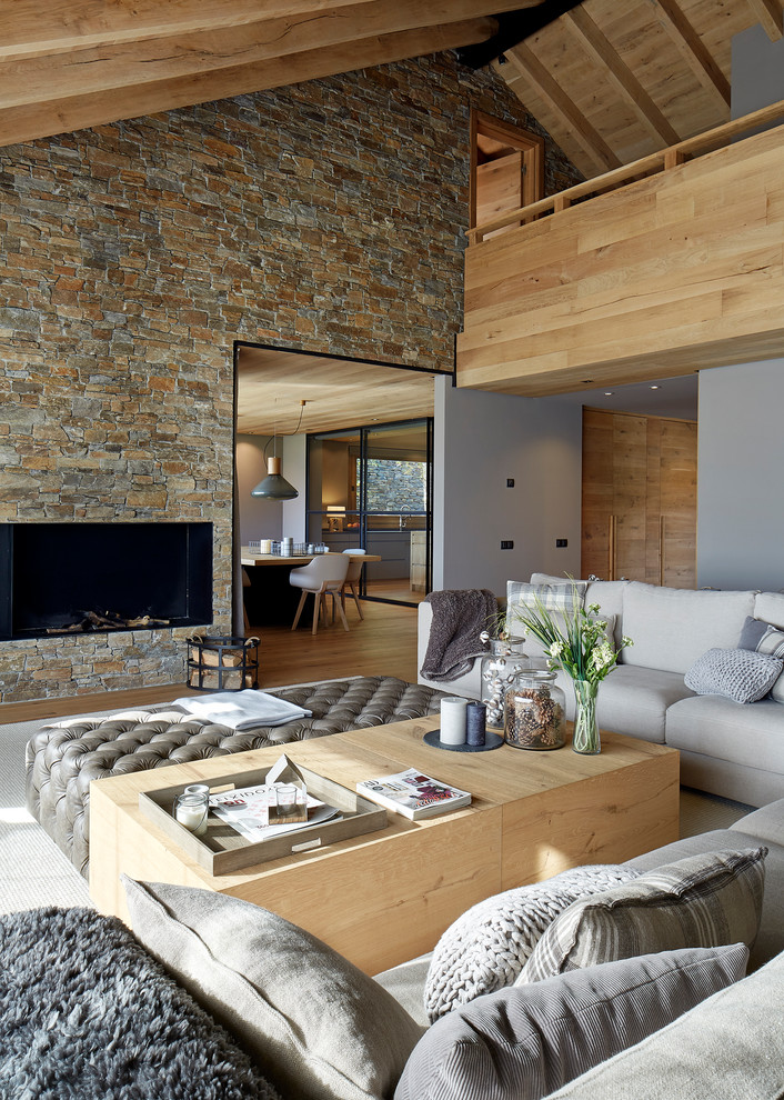 Großes, Offenes Country Wohnzimmer mit hellem Holzboden und Kaminumrandung aus Metall in Sonstige