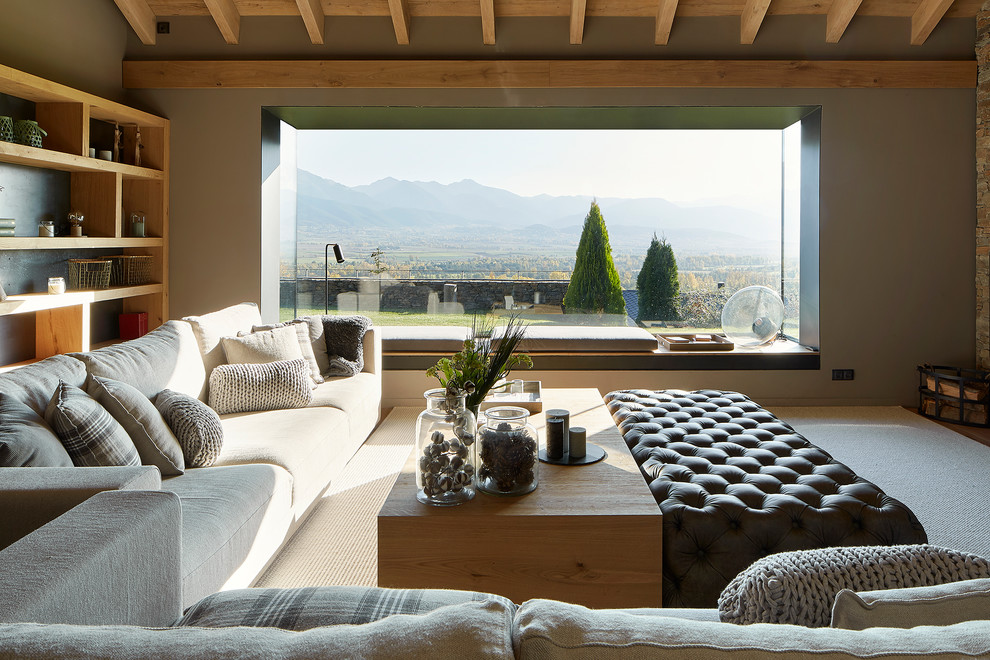 Imagen de salón abierto de estilo de casa de campo grande con suelo de madera clara