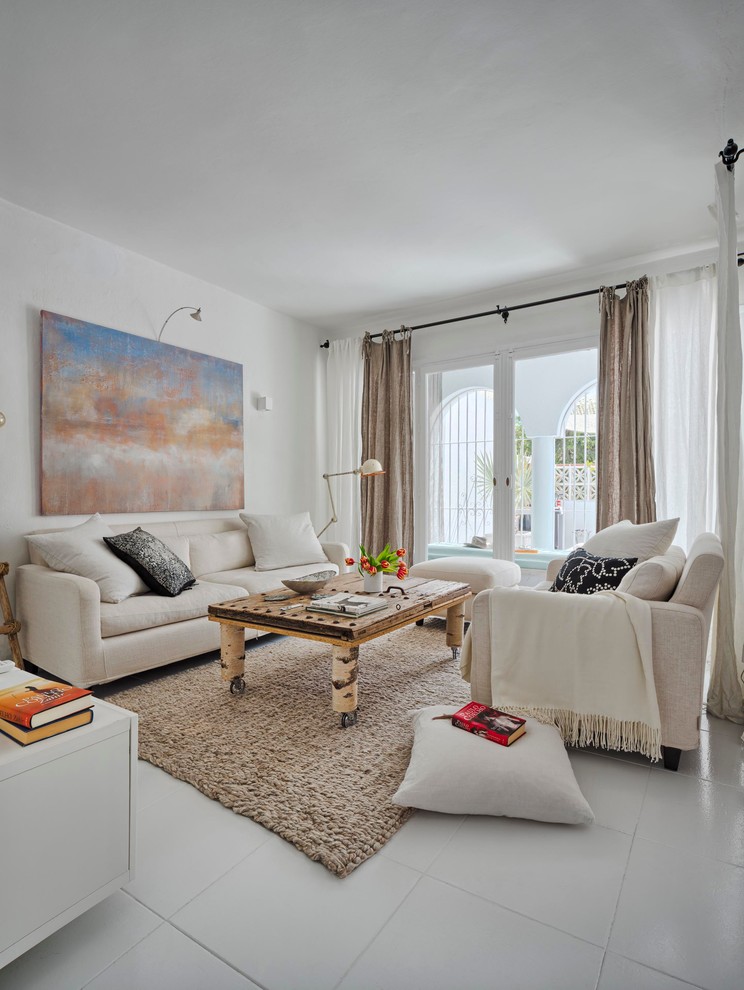 Mittelgroßes, Repräsentatives, Fernseherloses, Abgetrenntes Nordisches Wohnzimmer ohne Kamin mit weißer Wandfarbe und Keramikboden in Malaga