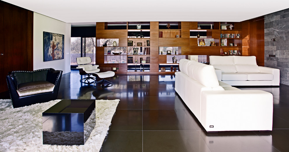 На фото: большая парадная, открытая гостиная комната в современном стиле с серыми стенами и полом из керамической плитки без камина, телевизора с
