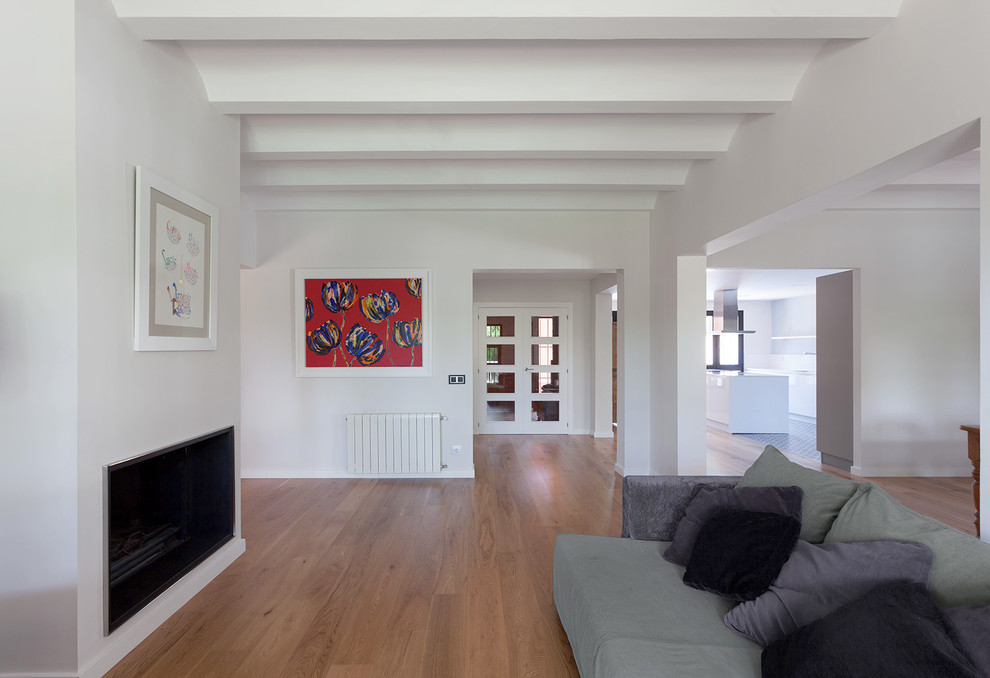 Inspiration pour un grand salon design ouvert avec une salle de réception, un mur blanc et un sol en bois brun.