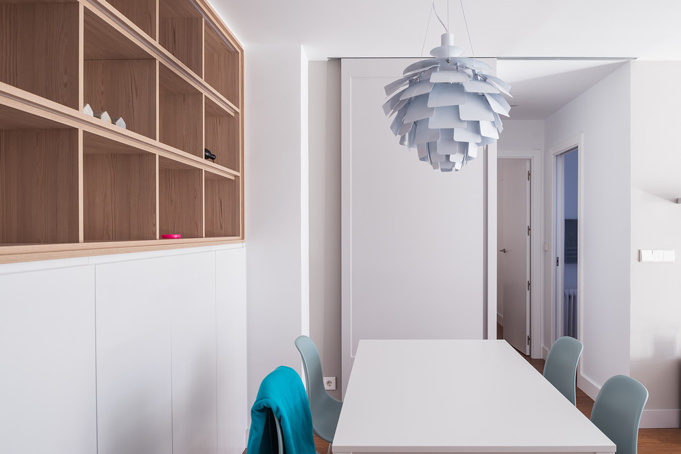Стильный дизайн: открытая гостиная комната среднего размера в скандинавском стиле с с книжными шкафами и полками, серыми стенами, полом из бамбука и коричневым полом без камина - последний тренд