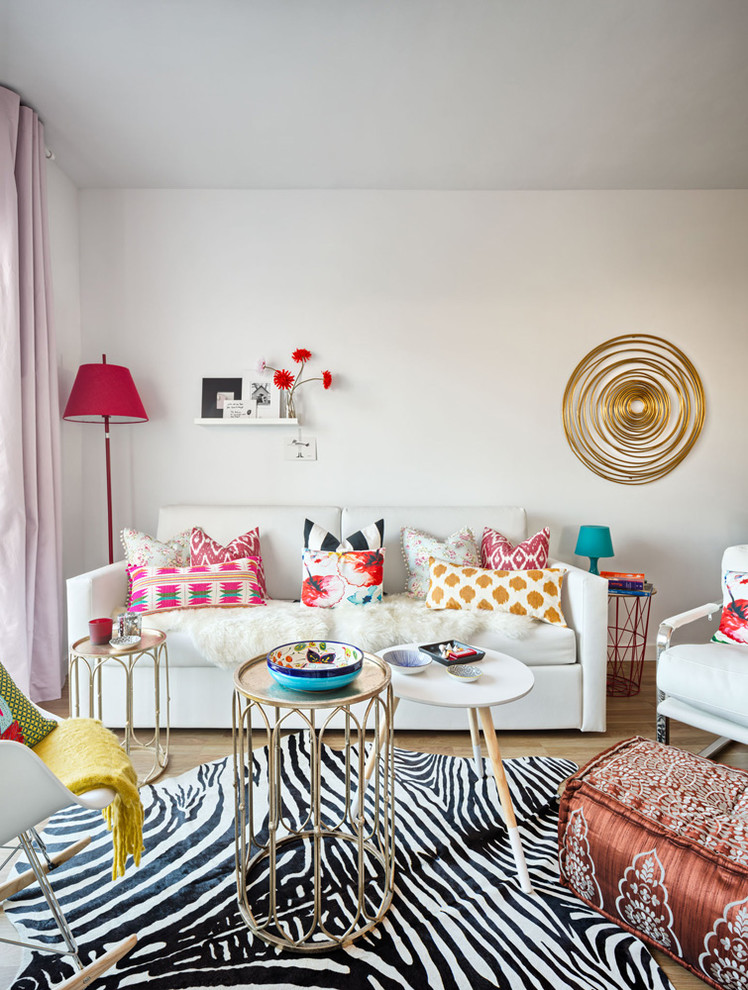Mittelgroßes Eklektisches Wohnzimmer ohne Kamin mit weißer Wandfarbe in Malaga