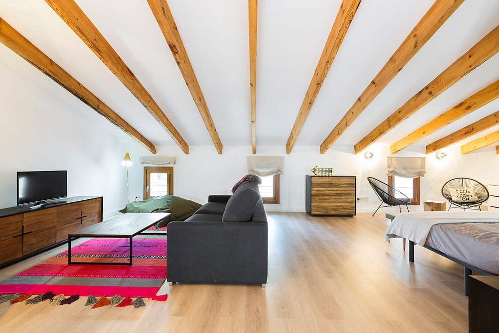 Diseño de salón tipo loft rural grande con paredes blancas, suelo de madera clara y pared multimedia