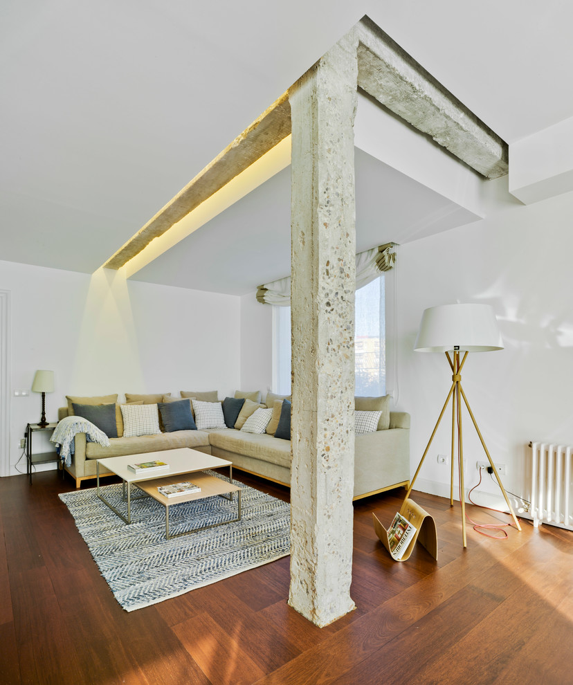 Diseño de salón para visitas abierto actual de tamaño medio sin chimenea con paredes blancas y suelo de madera en tonos medios
