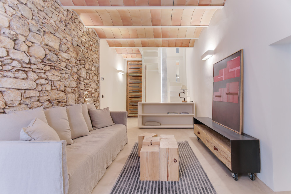 Immagine di un soggiorno mediterraneo di medie dimensioni e aperto con sala formale, pareti bianche, pavimento in cemento e pavimento grigio