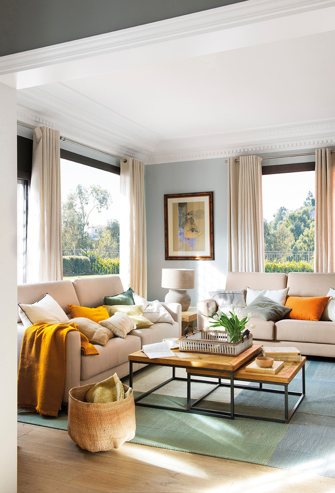 Foto di un soggiorno classico di medie dimensioni e aperto con pareti grigie, parquet chiaro, nessuna TV e pavimento marrone