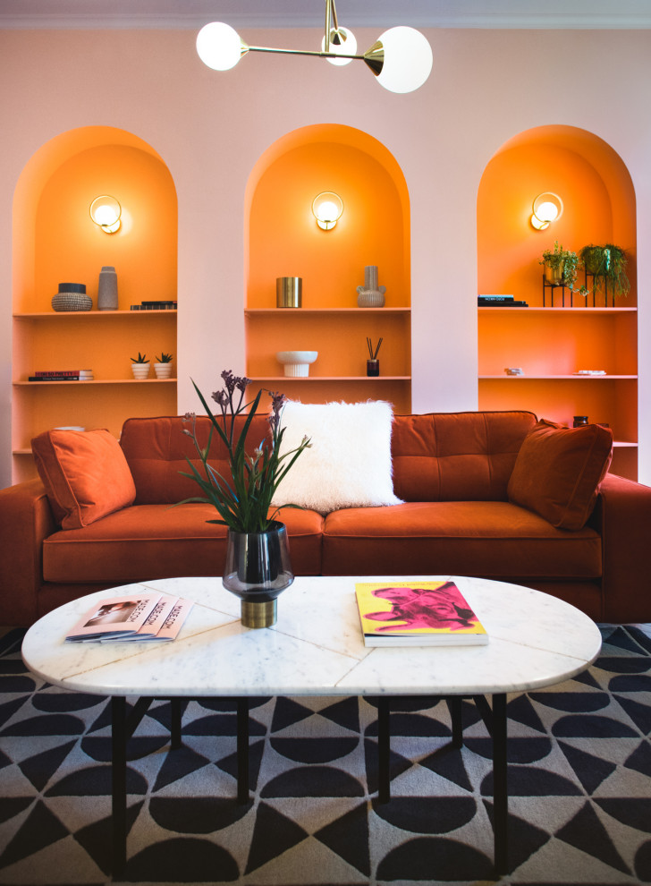 Großes, Repräsentatives Modernes Wohnzimmer mit rosa Wandfarbe und buntem Boden in Madrid