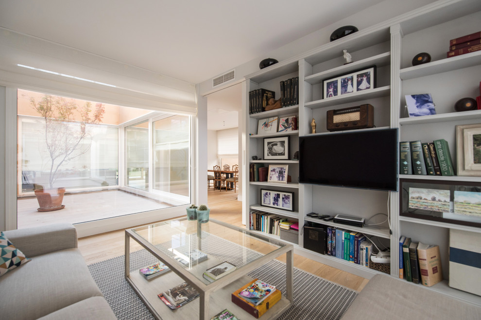 This is an example of a modern living room in Madrid.