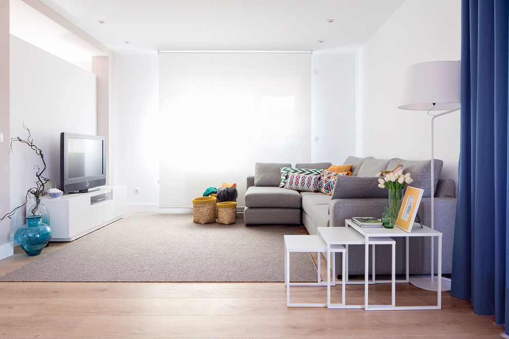 Источник вдохновения для домашнего уюта: парадная, открытая гостиная комната среднего размера в стиле модернизм с белыми стенами, светлым паркетным полом, отдельно стоящим телевизором и коричневым полом