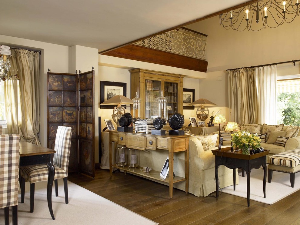 Imagen de salón para visitas abierto clásico grande sin chimenea y televisor con paredes beige y suelo de madera oscura