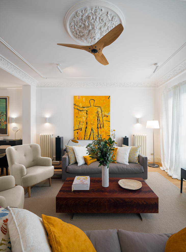 Inspiration pour un salon traditionnel fermé avec une salle de réception, un mur blanc, parquet clair et un sol beige.
