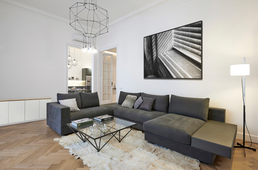 Mittelgroßes, Abgetrenntes, Repräsentatives, Fernseherloses Klassisches Wohnzimmer ohne Kamin mit braunem Holzboden und weißer Wandfarbe in Barcelona