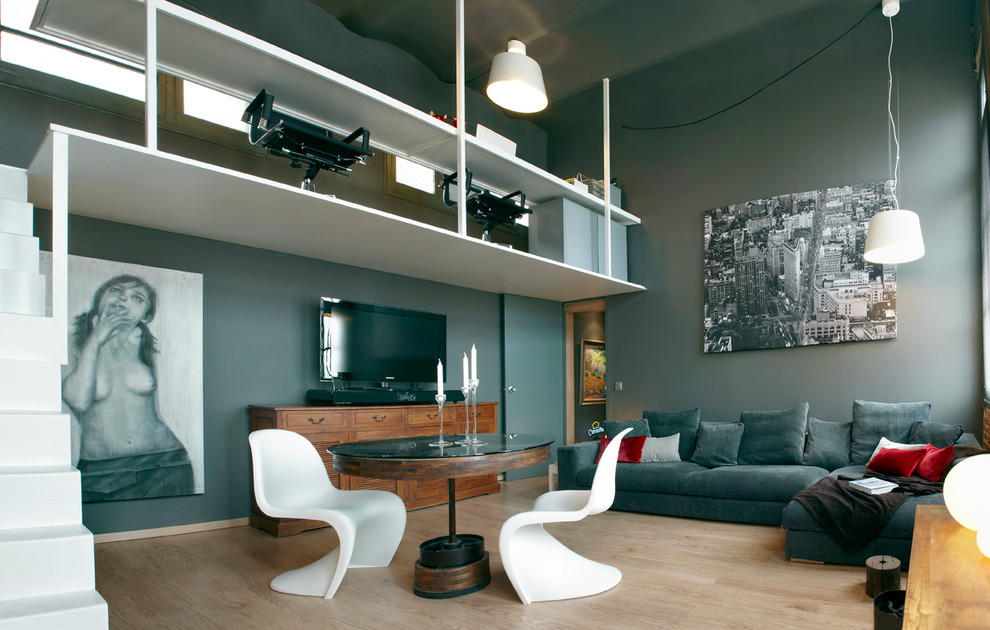 Idéer för stora vintage vardagsrum, med ett finrum, grå väggar, ljust trägolv och en fristående TV