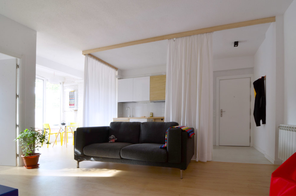 Стильный дизайн: открытая гостиная комната среднего размера в современном стиле с белыми стенами и светлым паркетным полом - последний тренд