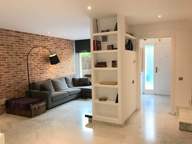 Cocina en el salón de una vivienda unifamiliar - Ecléctico - Escalera -  Barcelona - de Punt de Vista