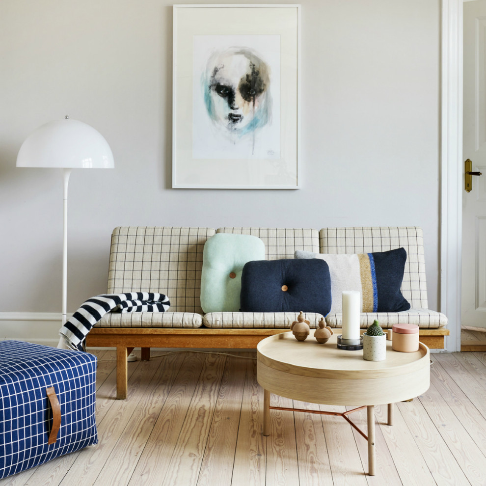 Kleines, Fernseherloses, Offenes Skandinavisches Wohnzimmer ohne Kamin mit hellem Holzboden und grauer Wandfarbe in Sonstige