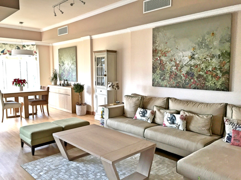 Ispirazione per un grande soggiorno classico aperto con pareti beige, parquet chiaro, TV autoportante e pavimento beige