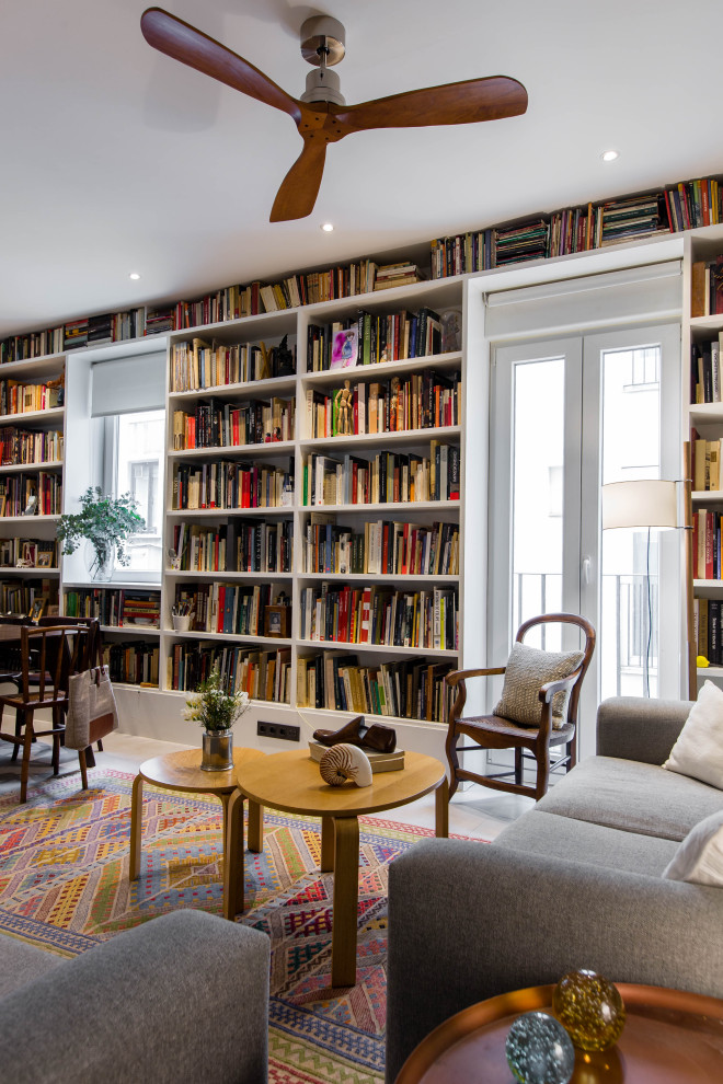 Foto di un soggiorno bohémian con libreria, pareti bianche e pavimento beige