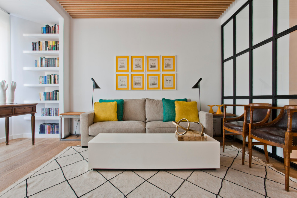 Стильный дизайн: гостиная комната в современном стиле с деревянным потолком - последний тренд
