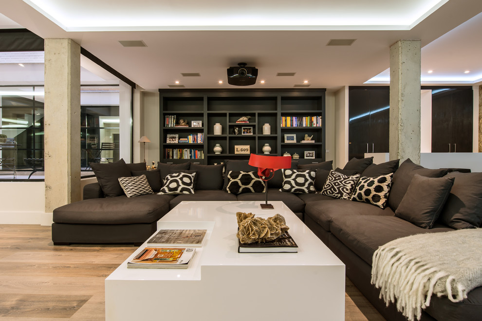 Großes, Repräsentatives, Offenes Modernes Wohnzimmer mit bunten Wänden, braunem Holzboden und Multimediawand in Madrid