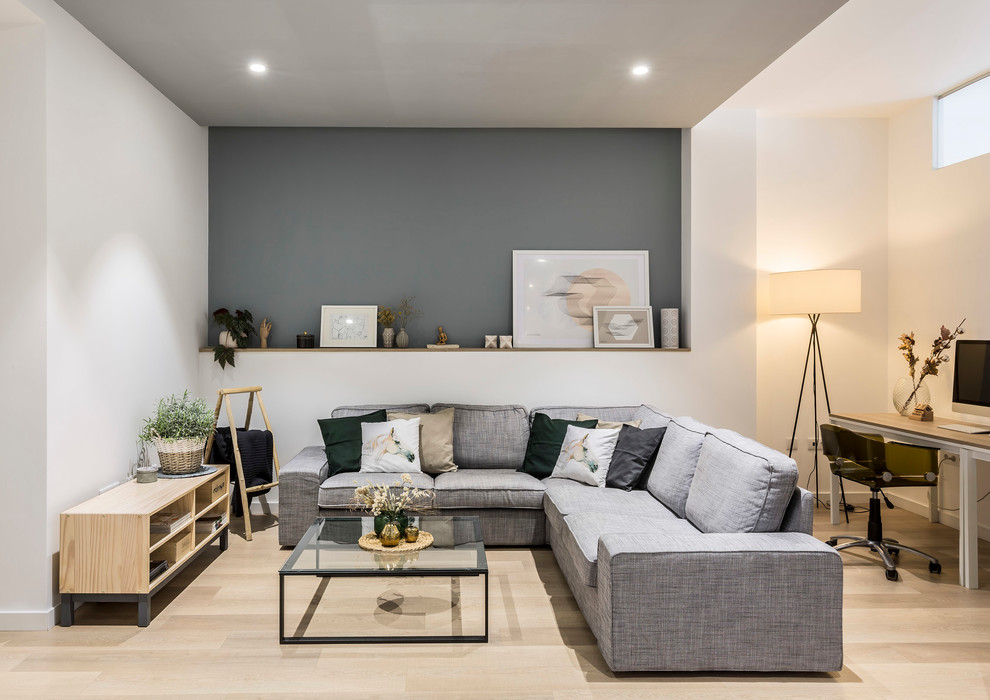 Esempio di un soggiorno design di medie dimensioni e aperto con pareti grigie, parquet chiaro e pavimento beige