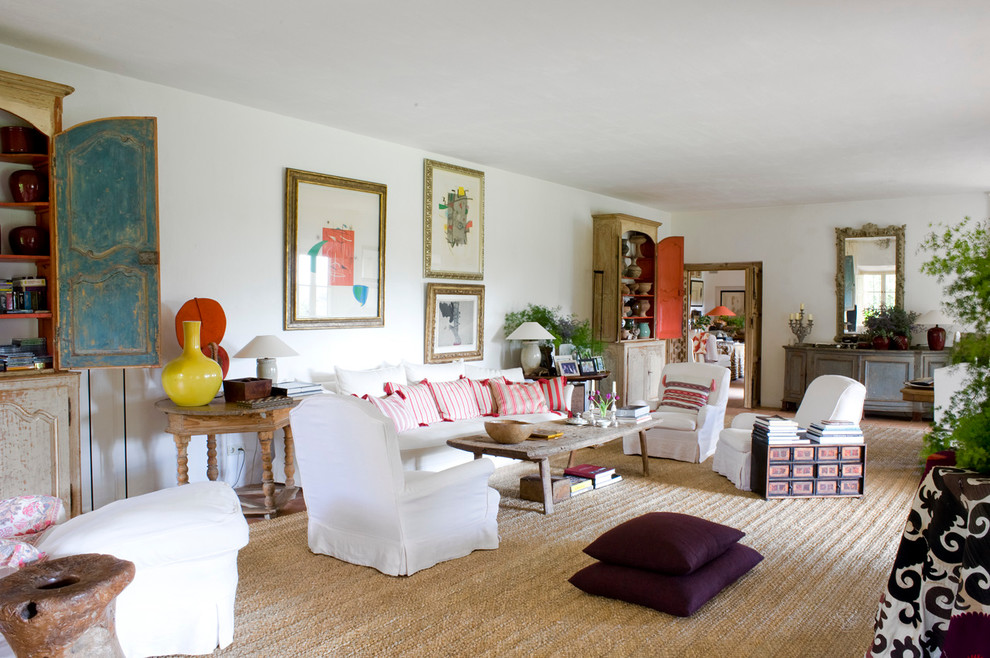 Пример оригинального дизайна: большая парадная, изолированная гостиная комната в средиземноморском стиле с белыми стенами и ковровым покрытием без камина, телевизора