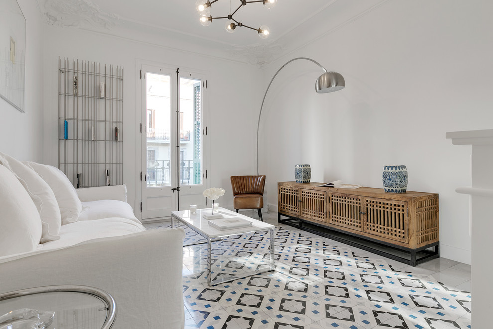 Mittelgroßes, Fernseherloses, Repräsentatives Mediterranes Wohnzimmer mit weißer Wandfarbe, Porzellan-Bodenfliesen und buntem Boden in Barcelona