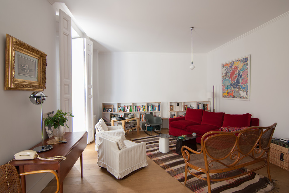 Diseño de salón para visitas cerrado ecléctico de tamaño medio sin chimenea y televisor con paredes blancas y suelo de madera en tonos medios