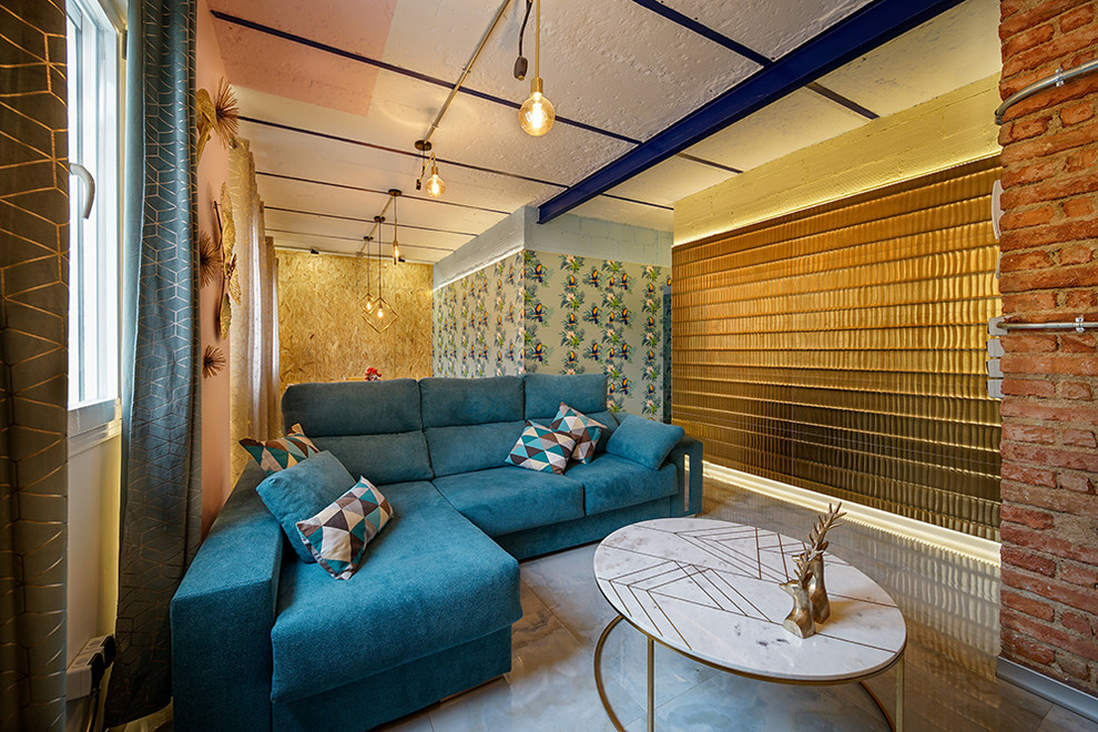 Immagine di un soggiorno moderno aperto con pareti multicolore, pavimento in marmo e pavimento grigio