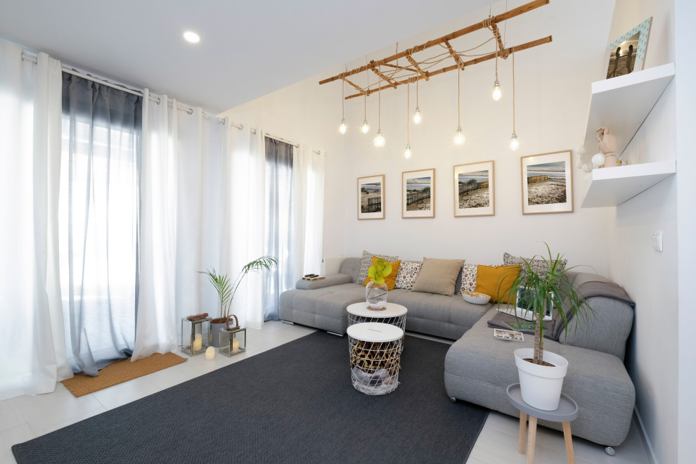 На фото: изолированная гостиная комната среднего размера в скандинавском стиле с белыми стенами, полом из керамической плитки и серым полом с