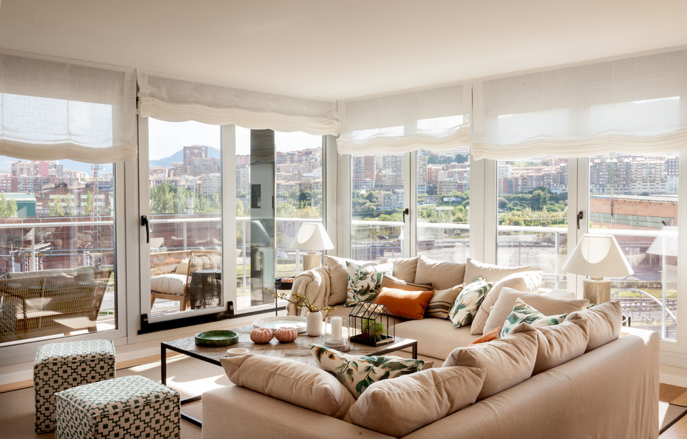 Example of a trendy brown floor living room design in Bilbao