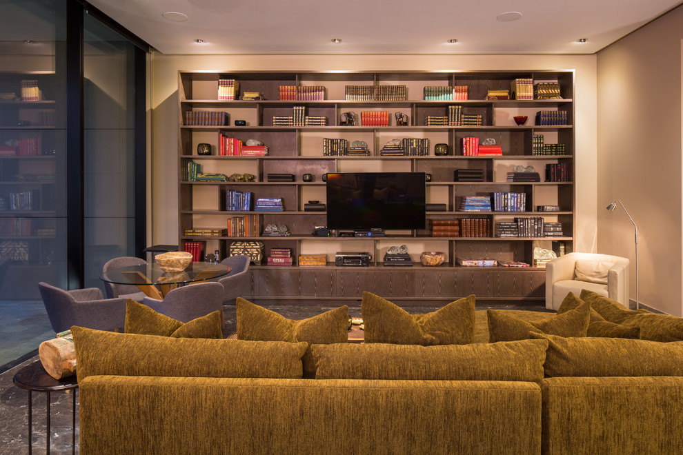 Idee per un soggiorno design con libreria, pareti grigie, TV a parete e pavimento nero
