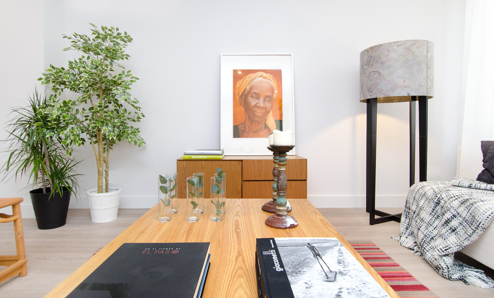 Foto de salón abierto contemporáneo de tamaño medio con paredes grises y suelo de madera clara