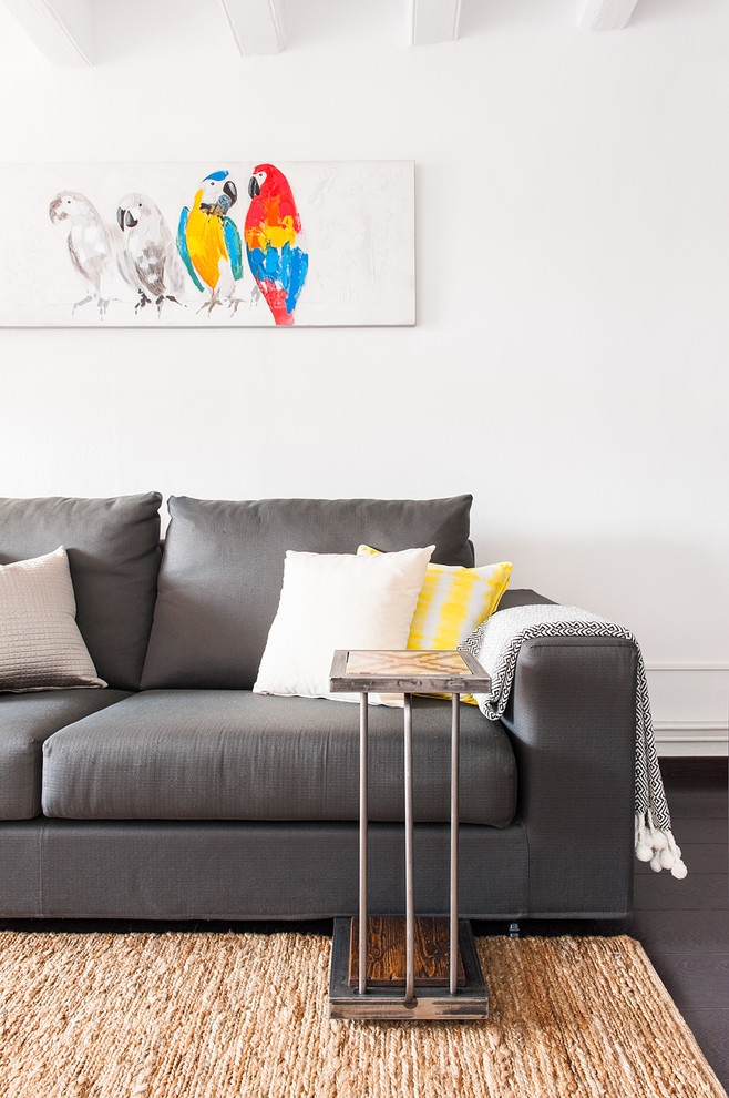 Foto di un soggiorno design di medie dimensioni con pareti bianche e parquet scuro