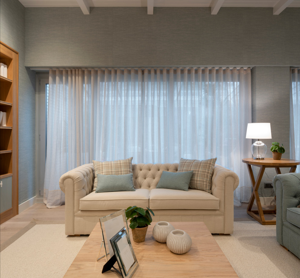 На фото: огромная открытая гостиная комната в стиле неоклассика (современная классика) с с книжными шкафами и полками, синими стенами, светлым паркетным полом, мультимедийным центром и коричневым полом без камина с