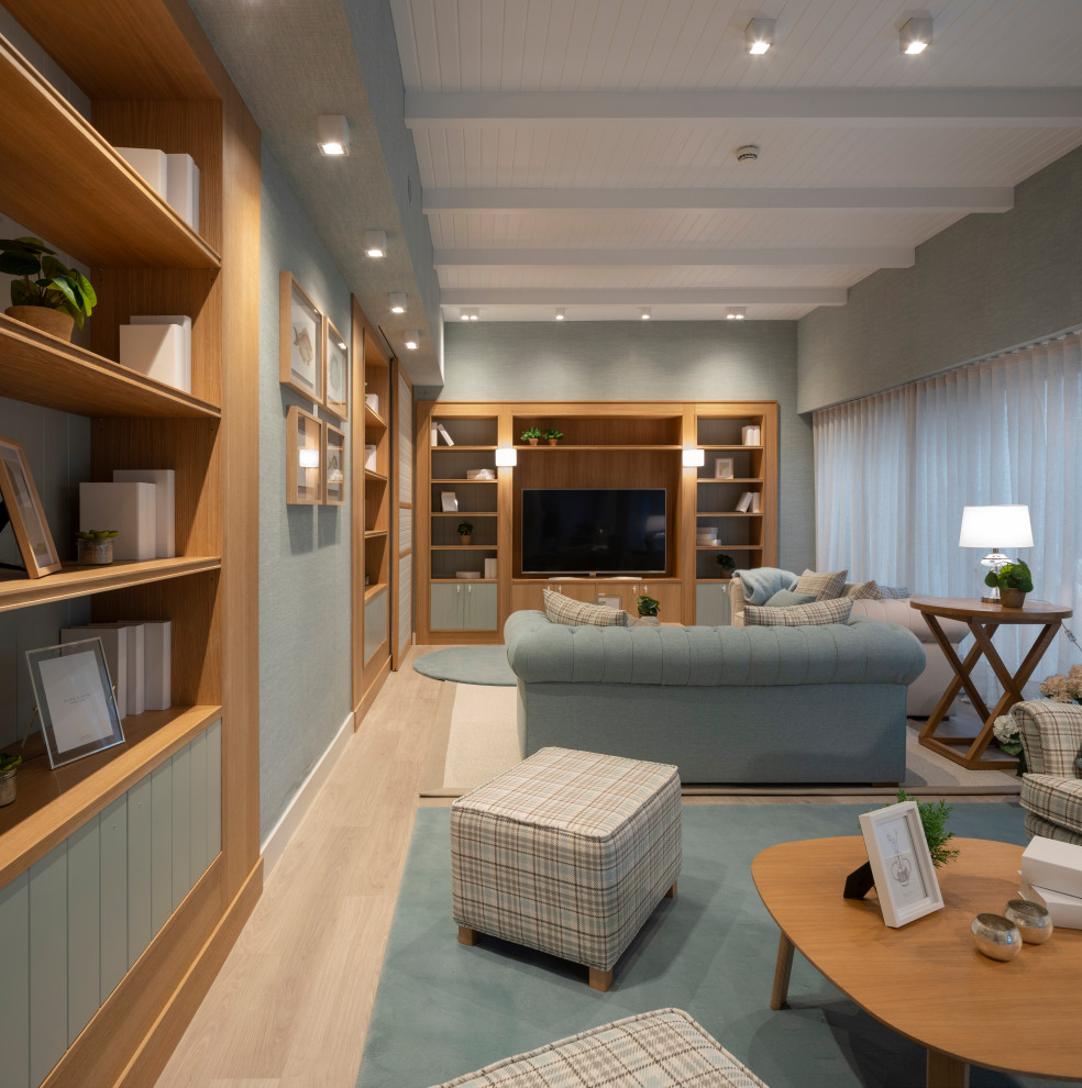Пример оригинального дизайна: огромная открытая гостиная комната в стиле неоклассика (современная классика) с с книжными шкафами и полками, синими стенами, светлым паркетным полом, мультимедийным центром и коричневым полом без камина