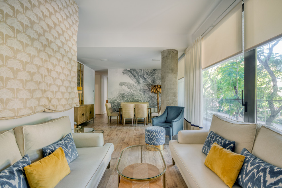 Mittelgroßes, Offenes Klassisches Wohnzimmer mit weißer Wandfarbe, Laminat, freistehendem TV und braunem Boden in Sevilla