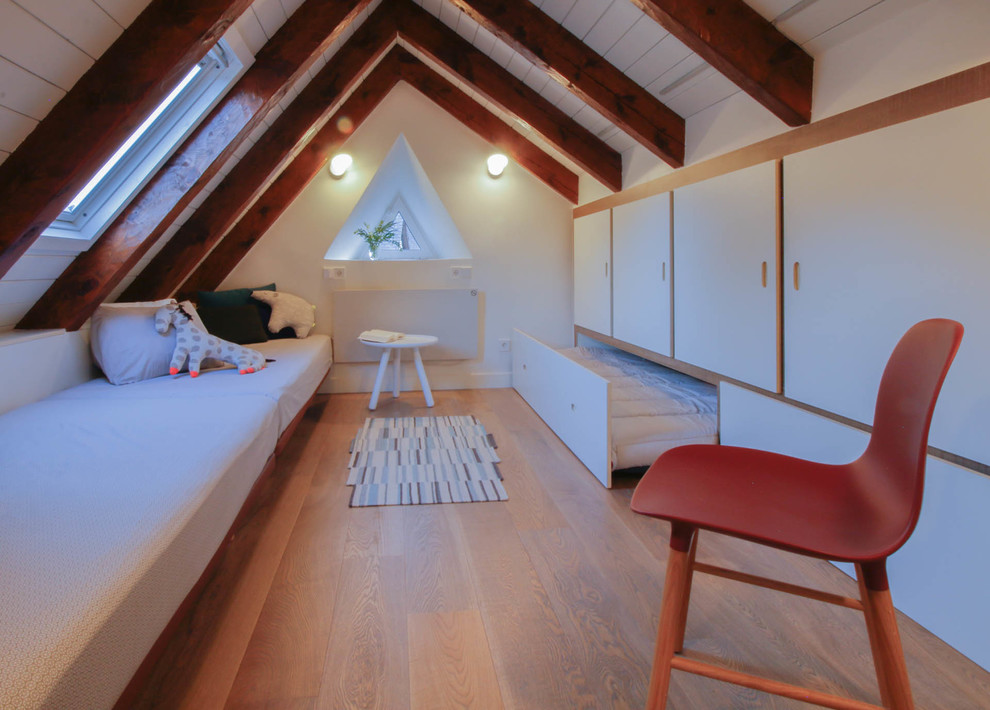 Kleines, Offenes Retro Wohnzimmer mit braunem Holzboden in Madrid