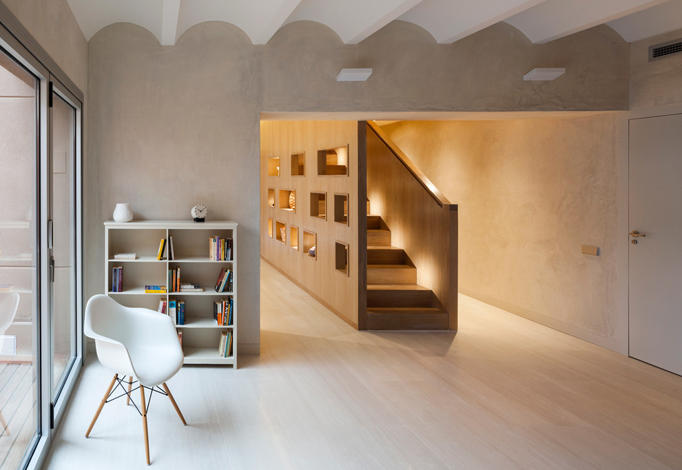 Großes Modernes Wohnzimmer mit beiger Wandfarbe und hellem Holzboden in Barcelona