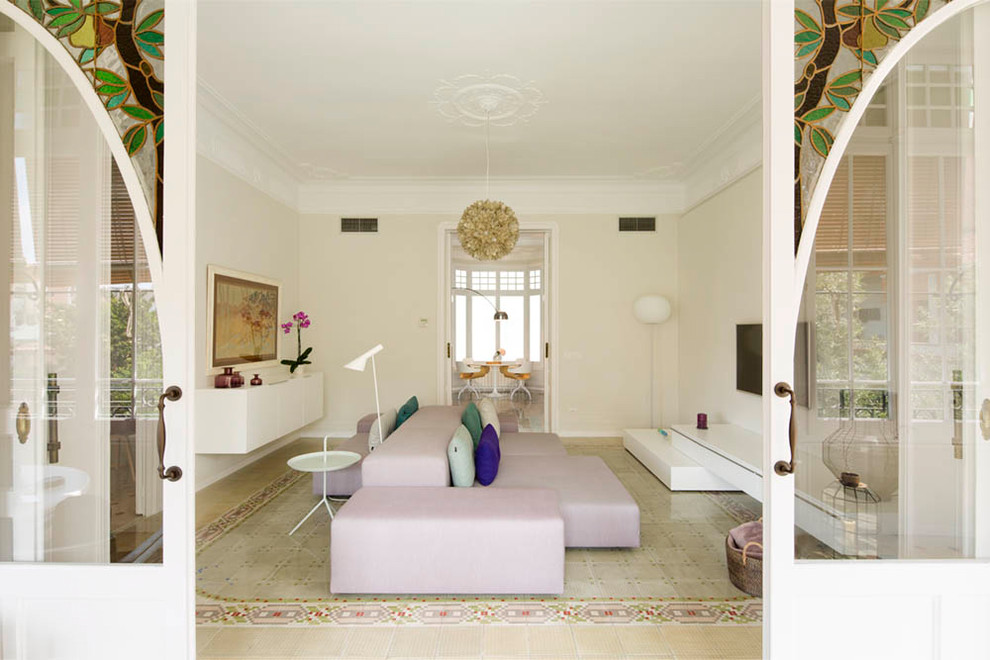Diseño de salón cerrado ecléctico grande sin chimenea con paredes beige, suelo de baldosas de cerámica y televisor colgado en la pared