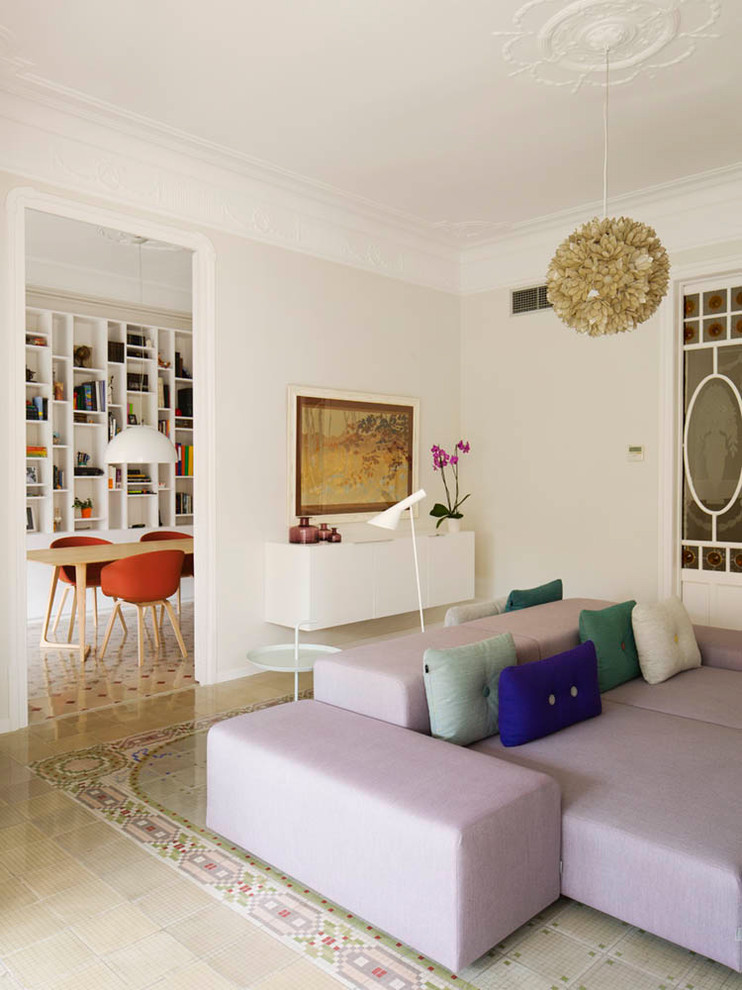 Imagen de salón cerrado ecléctico grande sin chimenea con paredes beige, suelo de baldosas de cerámica y televisor colgado en la pared