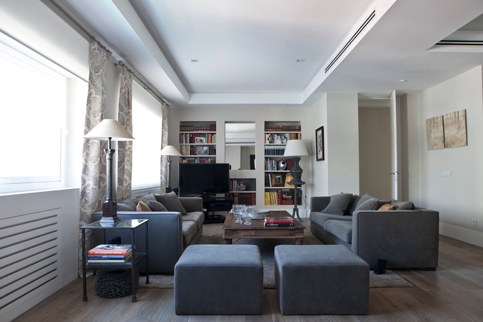Großes, Repräsentatives, Abgetrenntes Klassisches Wohnzimmer ohne Kamin mit beiger Wandfarbe, braunem Holzboden und freistehendem TV in Madrid