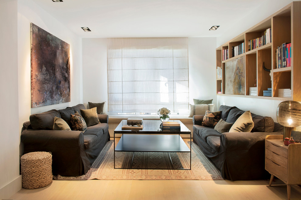 Mittelgroßes, Repräsentatives, Fernseherloses, Abgetrenntes Nordisches Wohnzimmer ohne Kamin mit weißer Wandfarbe und hellem Holzboden in Madrid