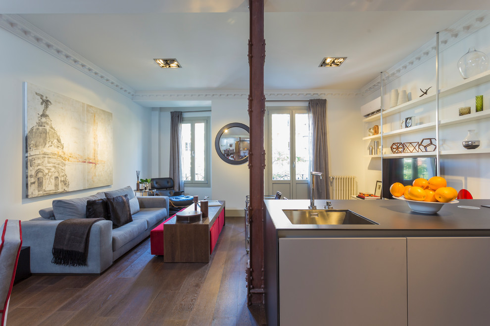 Mittelgroßes, Offenes Klassisches Wohnzimmer mit weißer Wandfarbe in Madrid