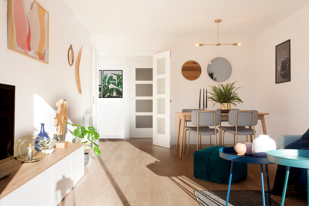 Источник вдохновения для домашнего уюта: изолированная гостиная комната среднего размера в скандинавском стиле с белыми стенами, светлым паркетным полом и коричневым полом без камина