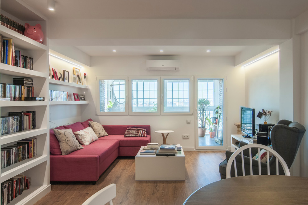 Foto di un soggiorno stile shabby di medie dimensioni e aperto con libreria, pareti bianche, pavimento in legno massello medio, parete attrezzata e pavimento marrone