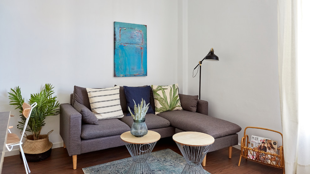 Mittelgroßes, Offenes Modernes Wohnzimmer mit weißer Wandfarbe und dunklem Holzboden in Madrid