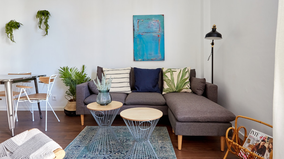 Mittelgroßes, Offenes, Repräsentatives Modernes Wohnzimmer mit weißer Wandfarbe, dunklem Holzboden und braunem Boden in Madrid