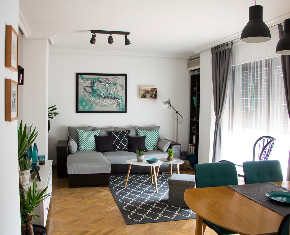 Kleines, Repräsentatives, Offenes Modernes Wohnzimmer ohne Kamin mit weißer Wandfarbe und braunem Holzboden in Madrid